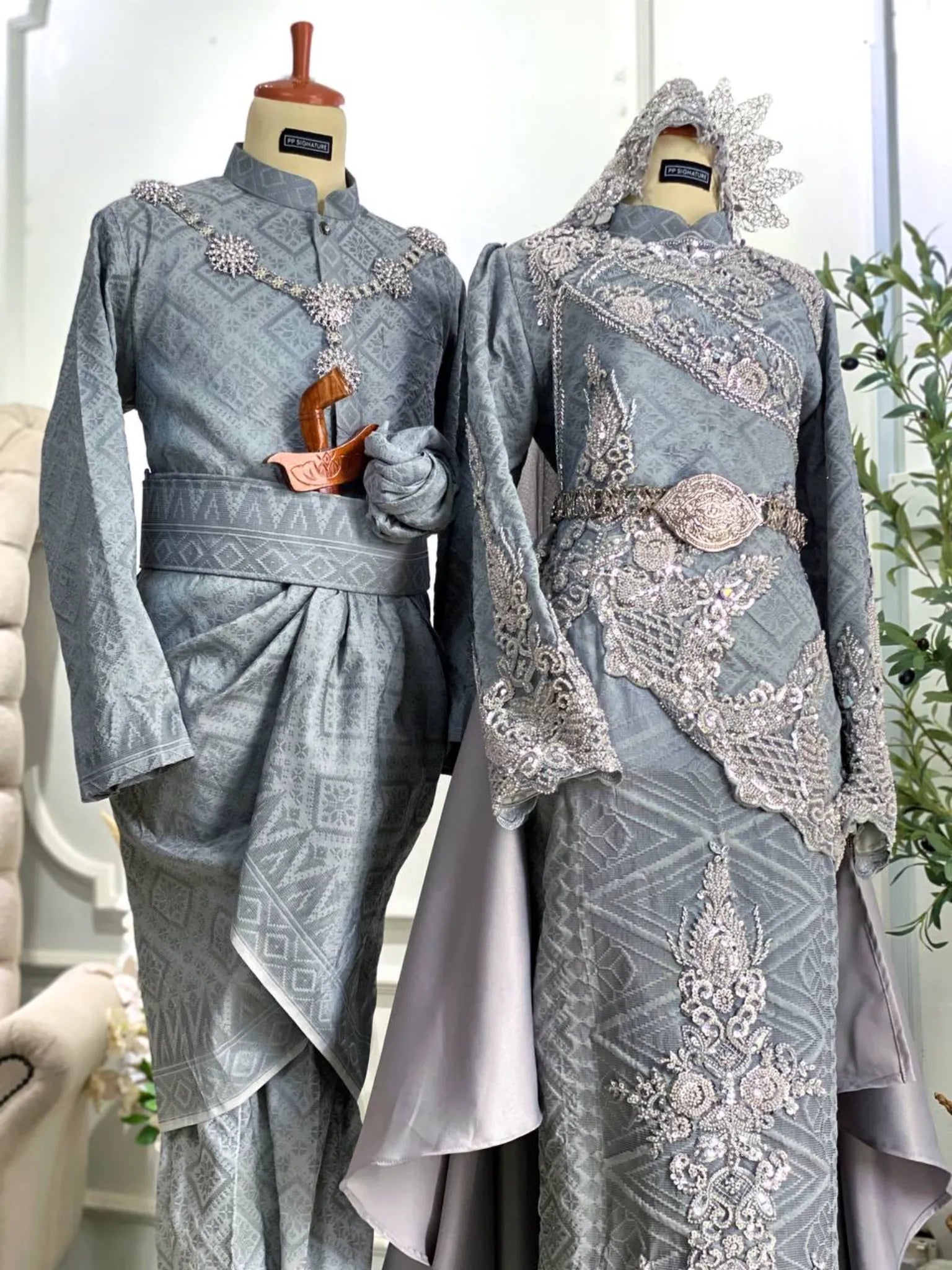 Pakej Baju Pengantin Anita – Kebaya Songket Kelabu & Kot Raihan Eksklusif