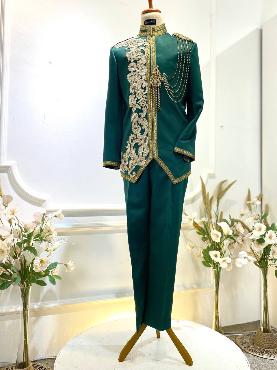 Emerald Green Prince Suit-Baju Pengantin Lelaki-Wedding Reception Suit-Prince Coat Design-Emerald Green Suit Rental-Light Brown Lace Wedding Outfit-Baju Sanding-Groom Suit Rental
Traditional Wedding Suit-Emerald Green and Brown Groom Outfit