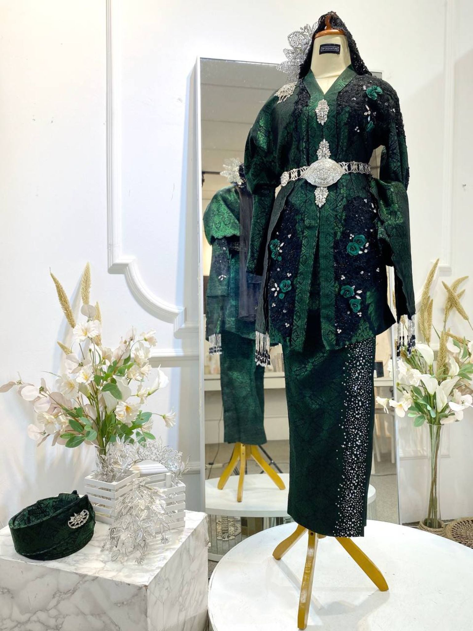 EMMA-Emerald Green Songket Kebaya Wedding Dress with Selempang Sulam (Baju Sanding)-baju sanding tradisional-baju sanding moden-baju sanding muslimah-baju pengantin tradisional-baju pengantin moden-baju pengantin muslimah-sewa baju sanding-sewa baju pengantin-butik baju sanding-butik baju pengantin