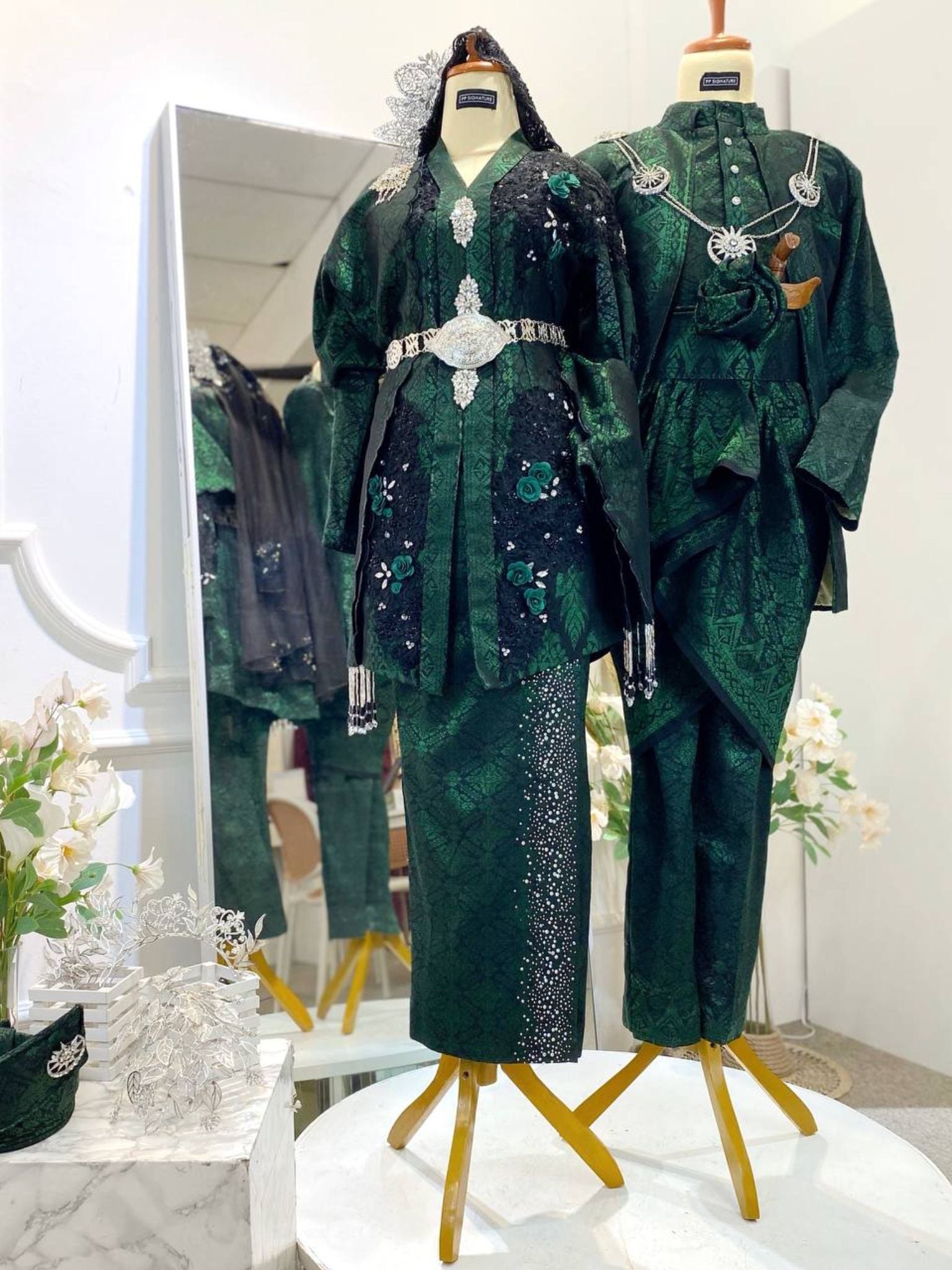 EMMA-Emerald Green Songket Kebaya Wedding Dress with Selempang Sulam (Baju Sanding)-baju sanding tradisional-baju sanding moden-baju sanding muslimah-baju pengantin tradisional-baju pengantin moden-baju pengantin muslimah-sewa baju sanding-sewa baju pengantin-butik baju sanding-butik baju pengantin