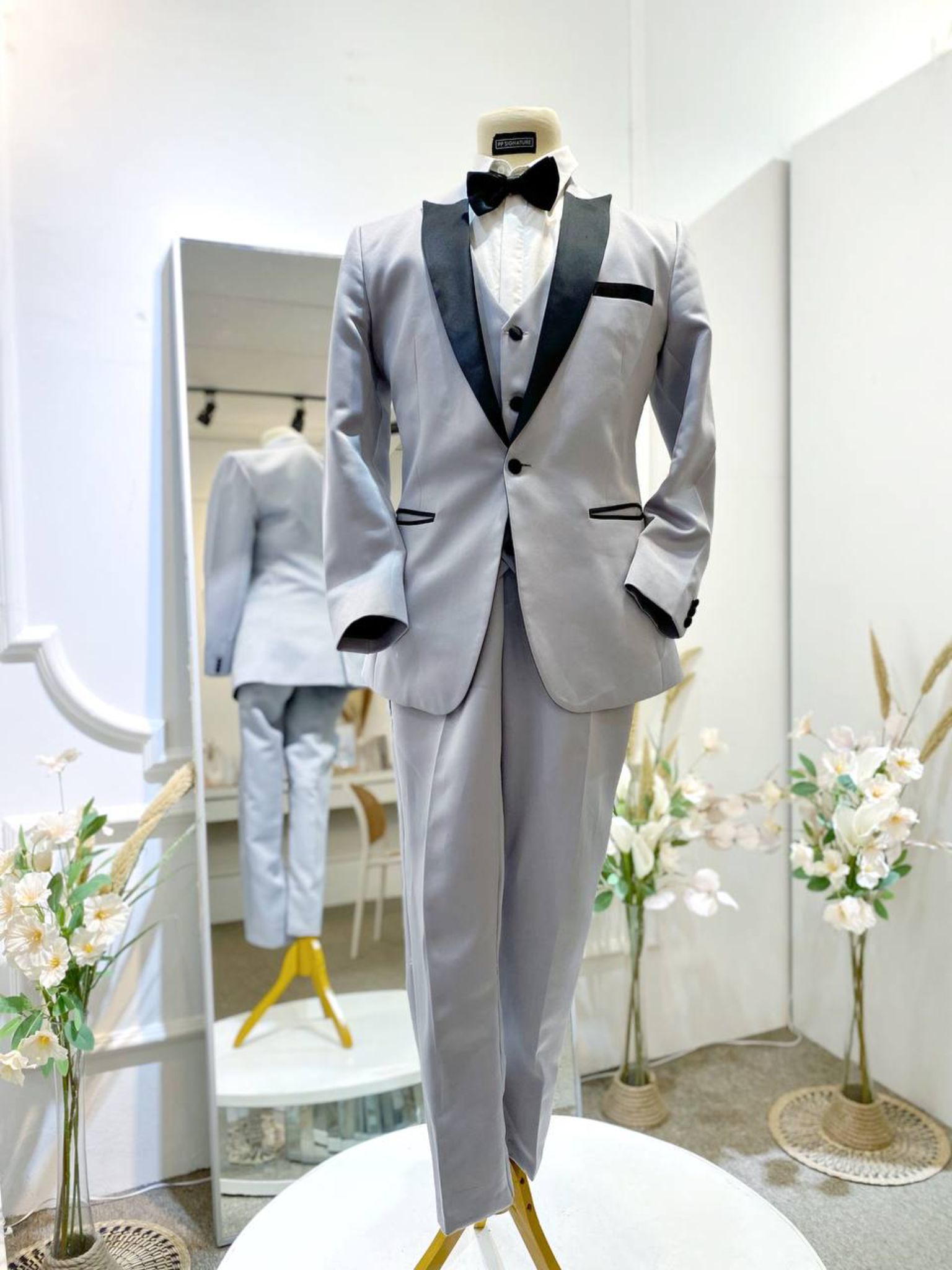 Light Grey 3-Piece Suit with Contrast Peak Lapel | Men's Wedding & Formal Suit