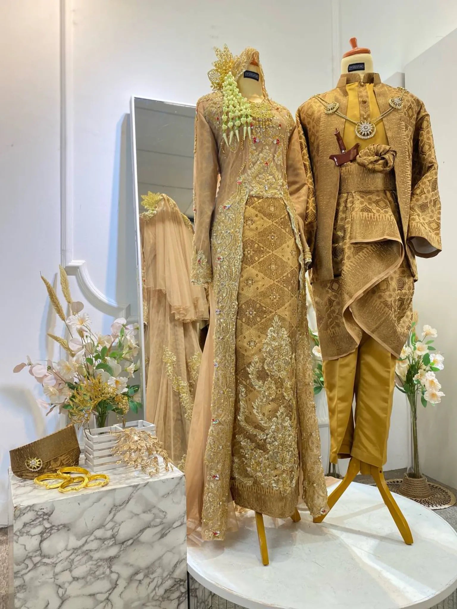 MUSTIKA I – Songket Baju Sanding with Javanese Kebaya Elegance-Baju Sanding Songket Emas dengan Kebaya Kota Baru