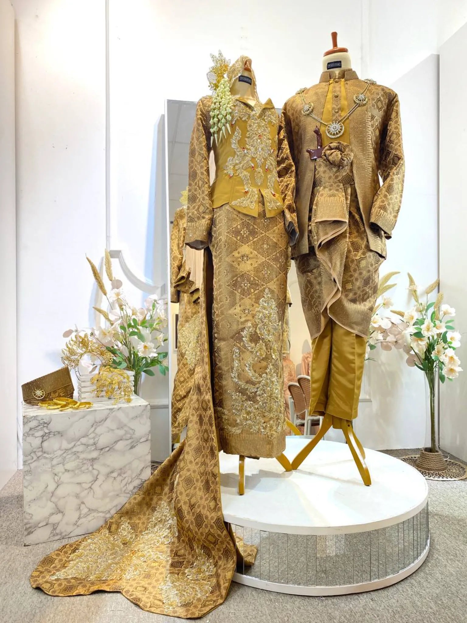 MUSTIKA II – Baju Sanding Songket Emas dengan Sentuhan Kebaya Jawa