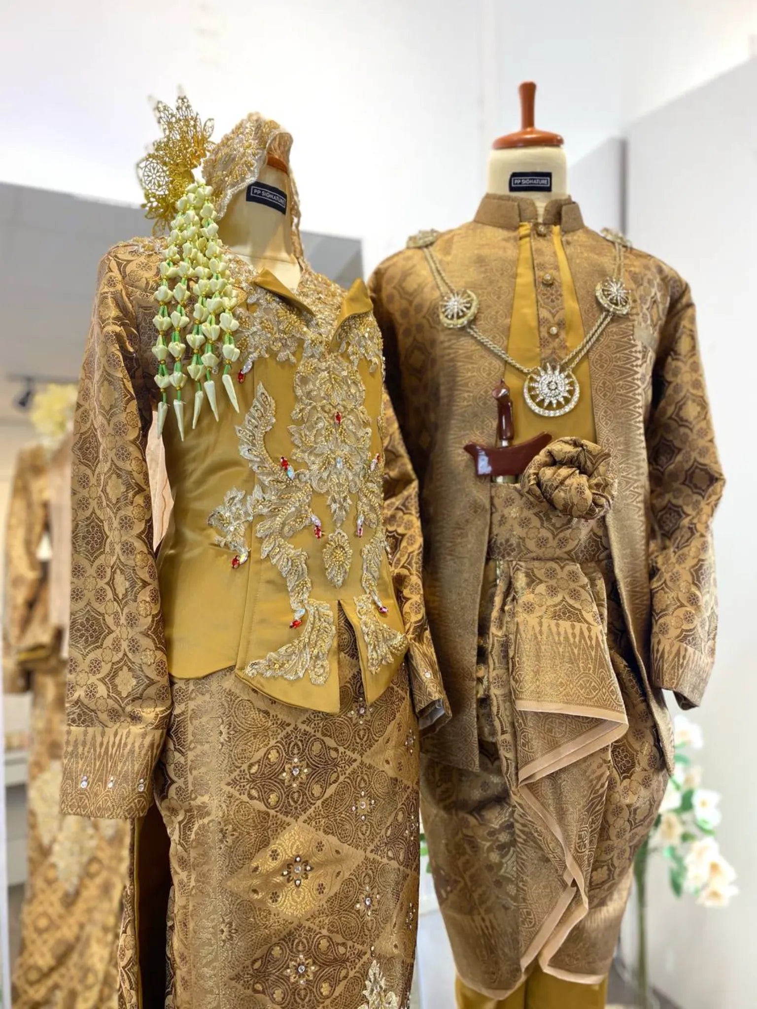 Sewa Baju Pengantin Songket Emas Eksklusif Malaysia