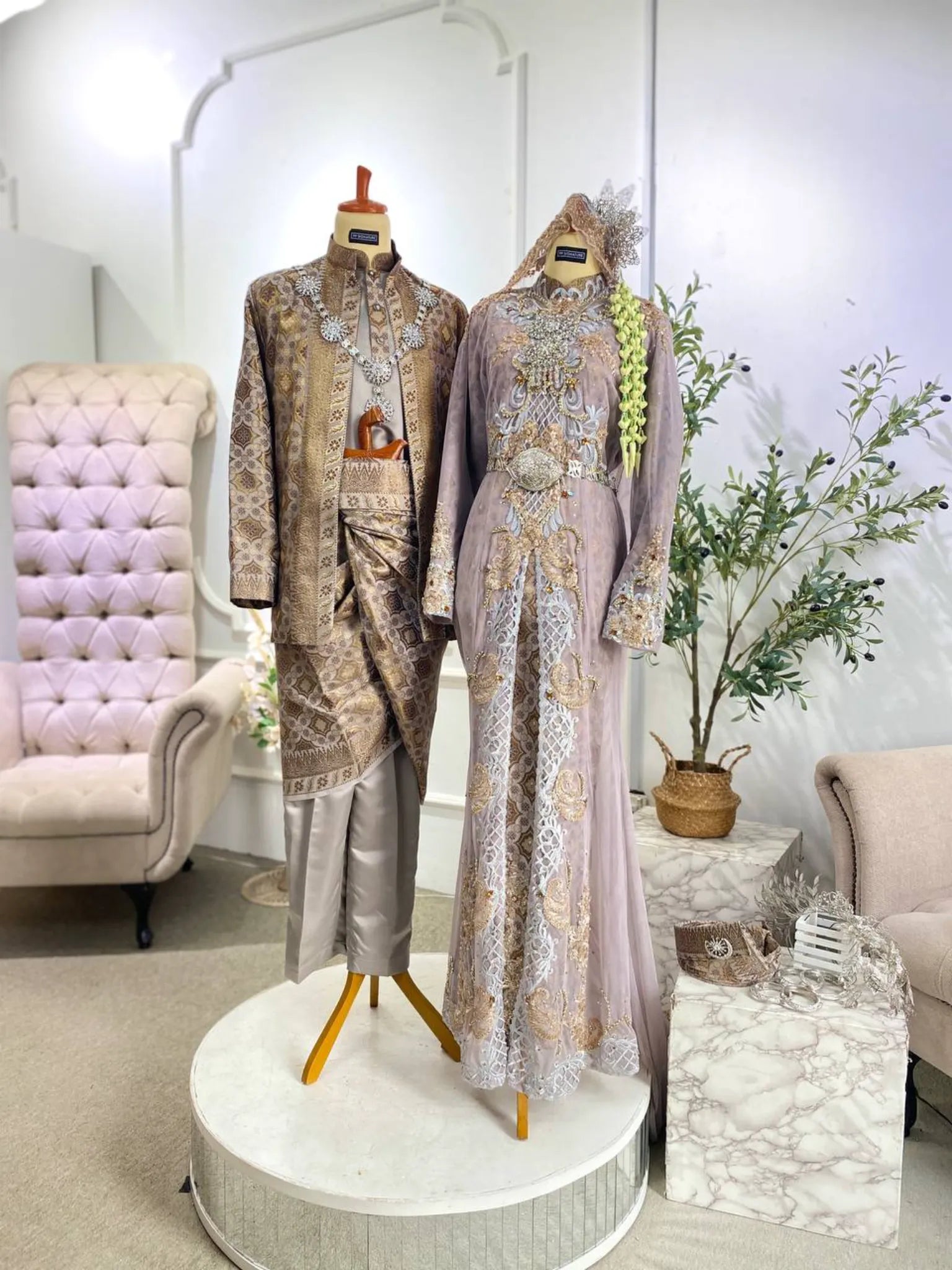 Mutyara I – Baju Sanding Songket Kelabu & Emas dengan Kebaya Kota Baru