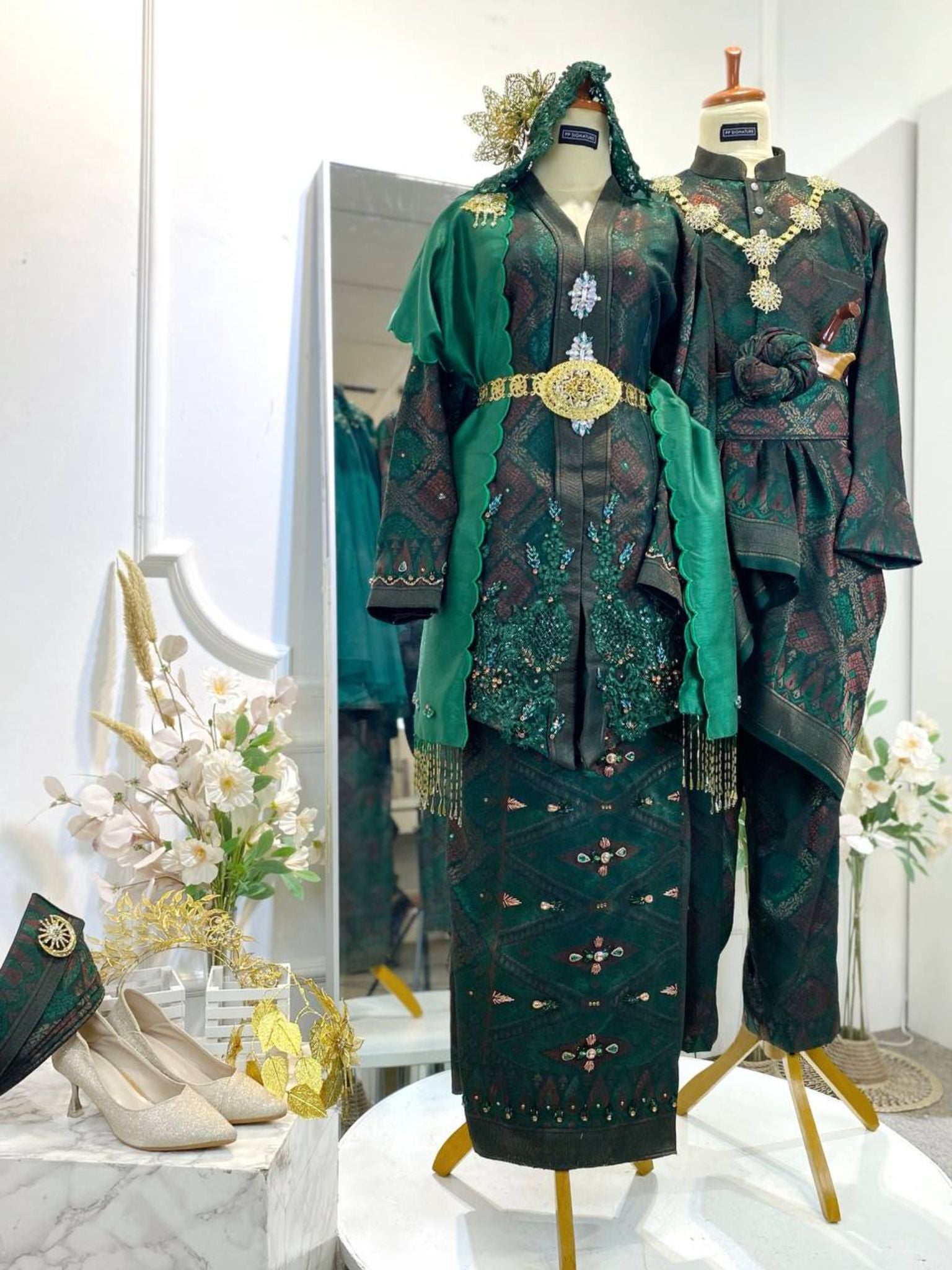 PUTERI GUNUNG LEDANG-Emerald Green Songket Kebaya Wedding Dress with Selempang Sulam (Baju Sanding)-baju sanding tradisional-baju sanding moden-baju sanding muslimah-baju pengantin tradisional-baju pengantin moden-baju pengantin muslimah-sewa baju sanding-sewa baju pengantin-butik baju sanding-butik baju pengantin