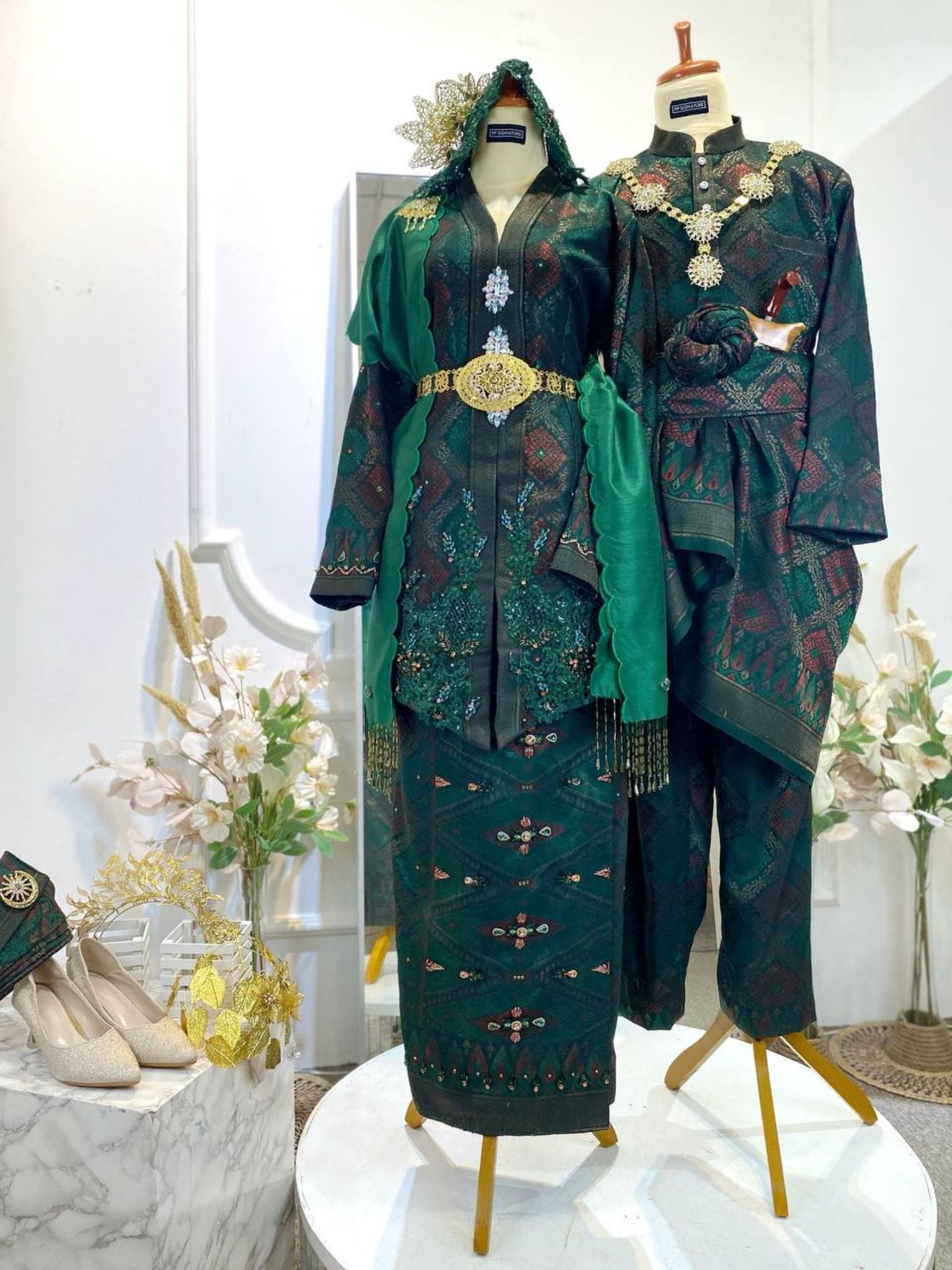 PUTERI GUNUNG LEDANG-Emerald Green Songket Kebaya Wedding Dress with Selempang Sulam (Baju Sanding)-baju sanding tradisional-baju sanding moden-baju sanding muslimah-baju pengantin tradisional-baju pengantin moden-baju pengantin muslimah-sewa baju sanding-sewa baju pengantin-butik baju sanding-butik baju pengantin