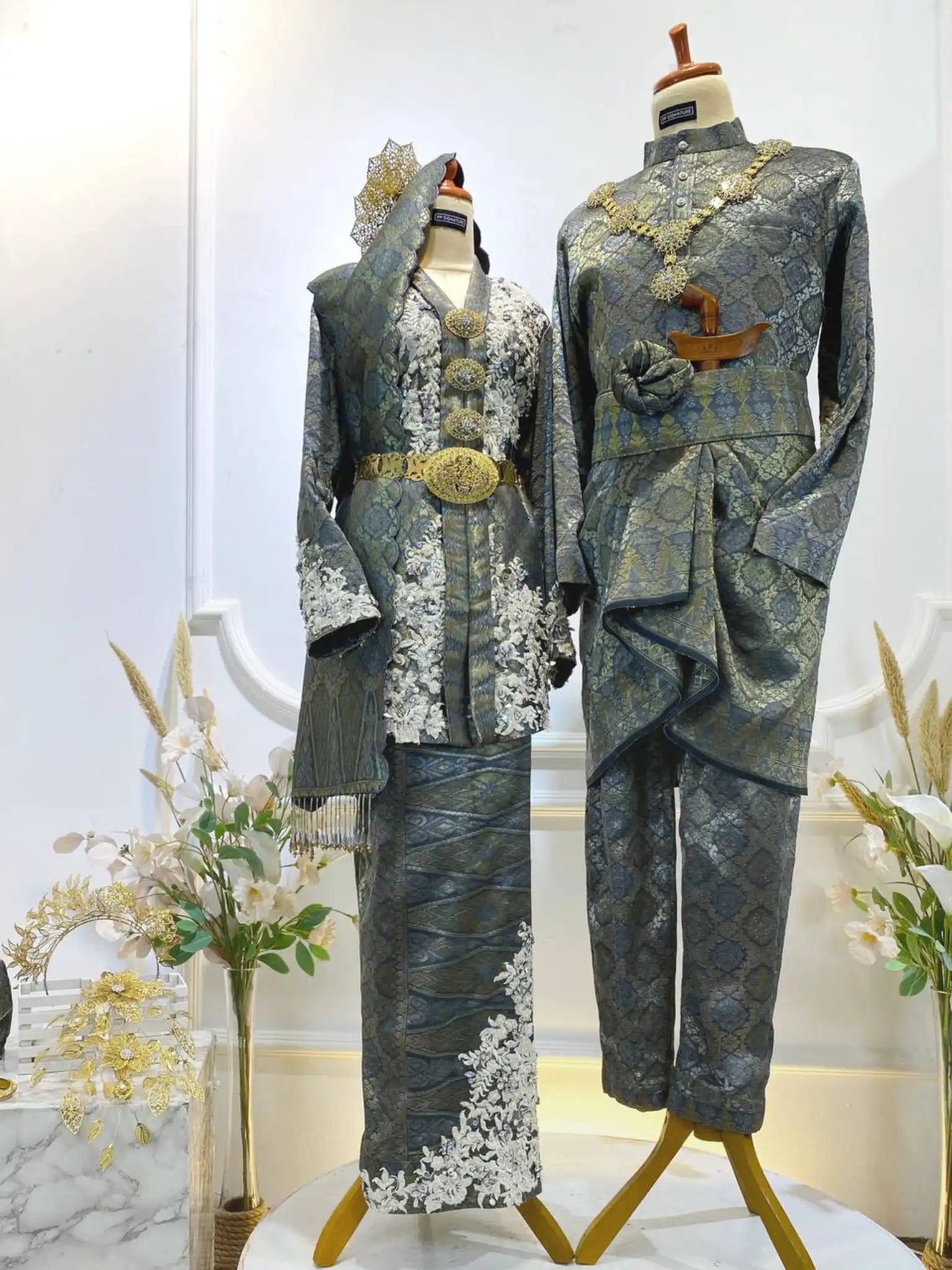 Sewa Baju Pengantin Songket Kebaya-Sewa Baju Pengantin Perak Emas-Sewa Baju Sanding Songket-Sewa Baju Pengantin Resepsi-Sewa Kot Raihan 2-piece-Baju Kebaya dengan Selempang Sulam-Sewa Baju Pengantin Lelaki Perempuan-Sewa Baju Pengantin Songket Malaysia-Sewa Baju Pengantin Moden-Sewa Baju Sanding Dekat Saya