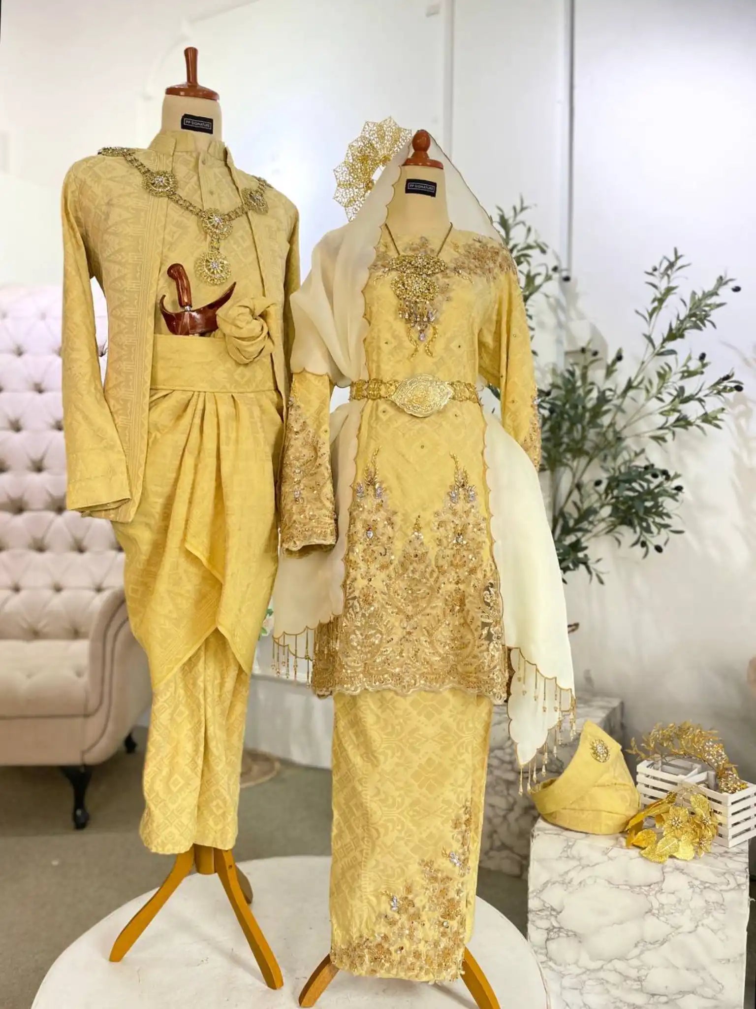 Baju Sanding Songket-Kurung Moden Pengantin-Rent Baju Pengantin Songket-Baju Pengantin Kuning Cair-Songket 2D Kurung Moden-Baju Sanding Tradisional dan Moden-Baju Pengantin Eksklusif Malaysia-Kurung Moden dengan Selempang Sulam-Kot Raihan 3-Piece Pengantin-Lengkapkan Gaya Raja Sehari