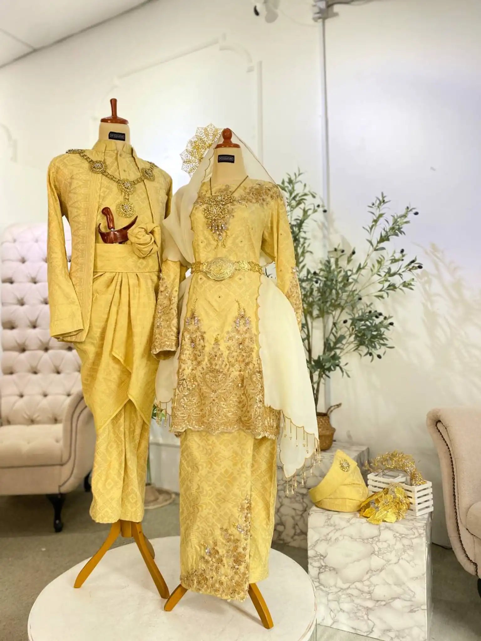 Baju Sanding Songket-Kurung Moden Pengantin-Rent Baju Pengantin Songket-Baju Pengantin Kuning Cair-Songket 2D Kurung Moden-Baju Sanding Tradisional dan Moden-Baju Pengantin Eksklusif Malaysia-Kurung Moden dengan Selempang Sulam-Kot Raihan 3-Piece Pengantin-Lengkapkan Gaya Raja Sehari