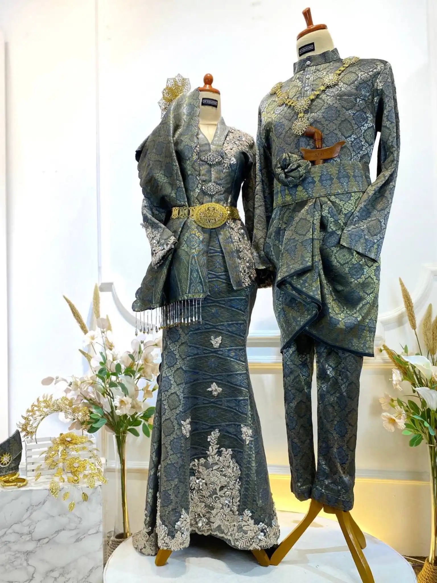 Songket wedding attire rental-Silver Grey wedding dress-Modern Kebaya wedding dress
Malay bridal attire rental-Groom's traditional outfit-Elegant wedding reception attire
Songket 3D wedding design-Affordable wedding package rental-Bride and groom matching outfit-Custom-fit Malay wedding dress