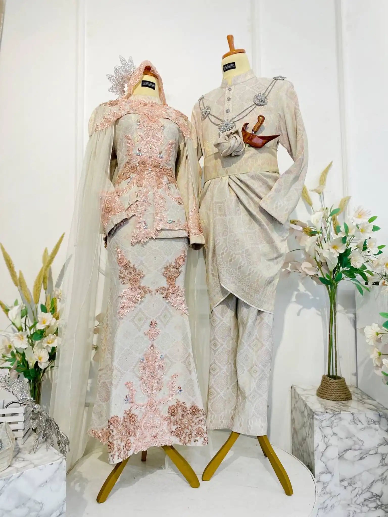 gaun pengantin songket peach cream-baju sanding songket peach cream-baju pengantin songket peach cream-gaun pengantin 2 piece detachable cape-baju sanding 2 piece detachable cape-baju pengantin 2 piece detachable cape-sewa gaun pengantin songket-sewa baju sanding songket-sewa baju pengantin songket-harga gaun pengantin songket