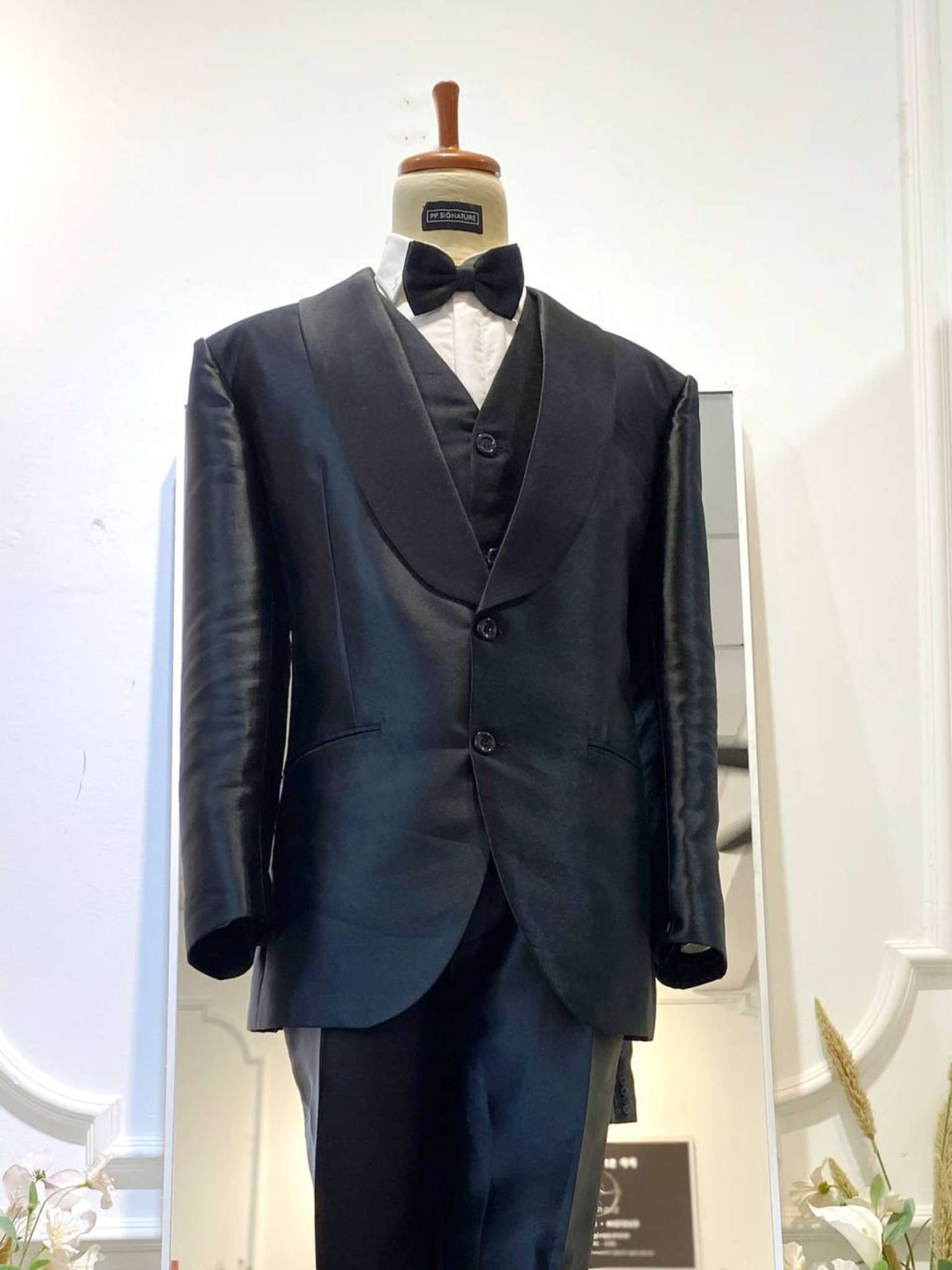 Black tuxedo rental-Wedding tuxedo-Formal event tuxedo-Groom wedding attire-Three-piece tuxedo-Shawl lapel tuxedo-Tuxedo for weddings-Formal suit rental-Affordable tuxedo-Tuxedo rental online